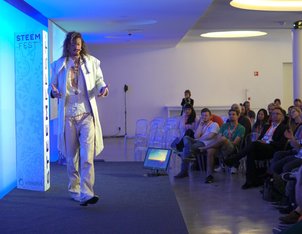 Quinn Eaker speaking at Steemfest 2 conference